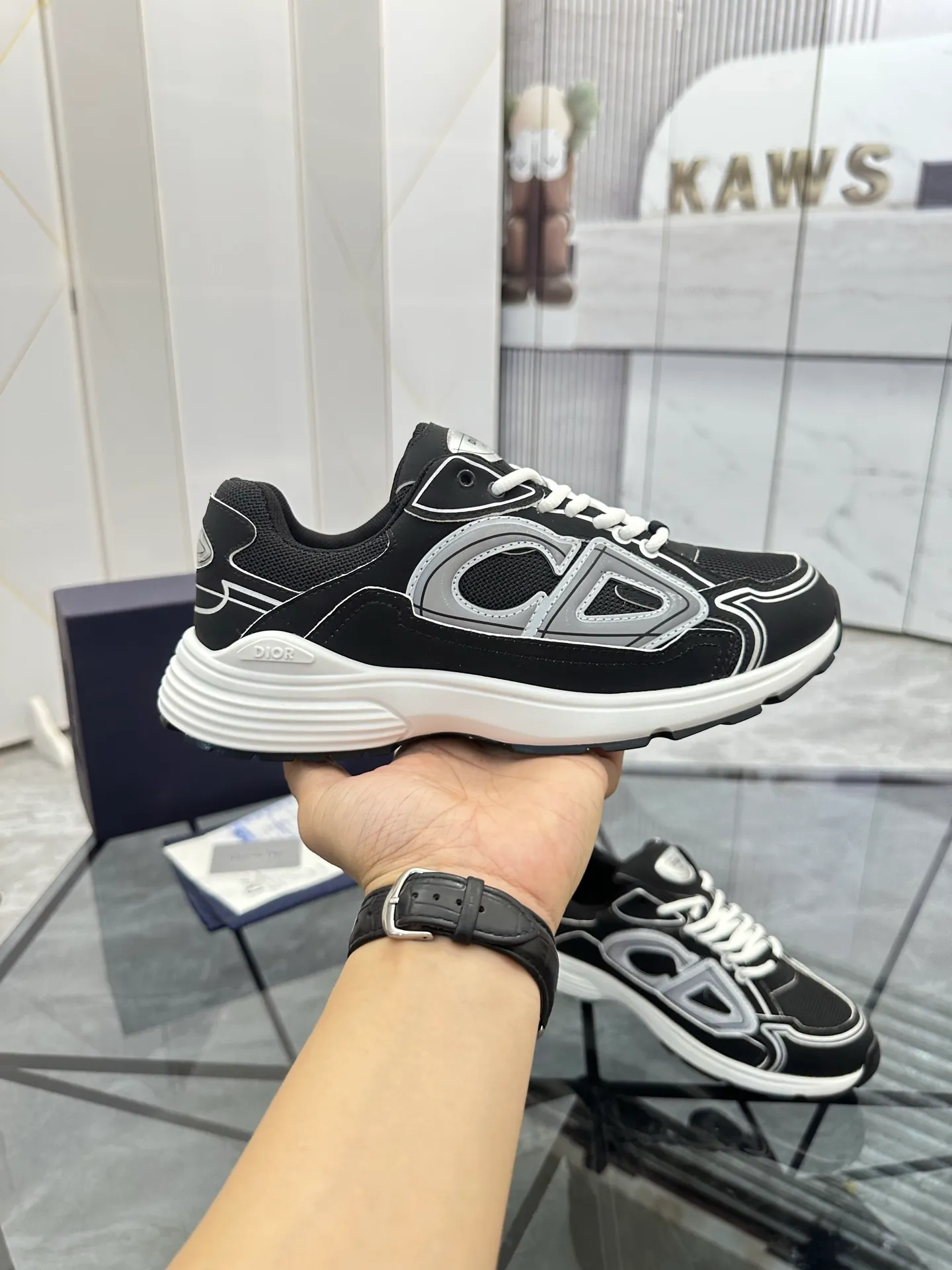 Men's shoes: 💰P400¥ Available in Guangzhou Product trademark: Dior* "Dior*" low-top casual shoes Regular size: 35-46 (can be customized to 47) Couple style Product materials: Upper imported cowhide stitched with original fabric, breathable lining, ultra-light foam original outsole. No.: 007